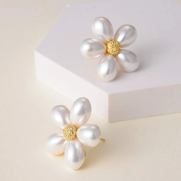 14k Gold Faux Pearl Flower Stud Earrings - Picture 1 of 11